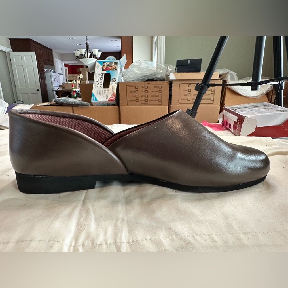 NEW in box. Brown Slipper Shoes. Men’s 10 W.